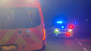 Mladý řidič skončil v příkopě. I přes okamžitou pomoc podlehl vážným zraněním