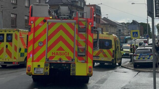 Policisté jeli na majáky a nedostali v Ostravě přednost. Tři lidé skončili v nemocnici