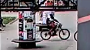 Bezohledný cyklista srazil chodkyni a ujel, žena skončila v nemocnici. Policie se obrací na svědky