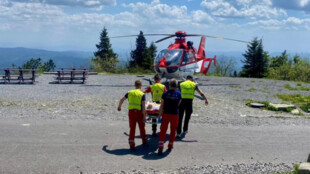Senior zkolaboval na Lysé hoře. Pomoc mu přivolali studenti na školním výletu