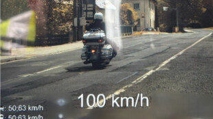 100 km/h v obci, alkohol i telefonování. Policisté v kraji si posvítili na silnice