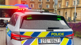 90letý senior doma upadl. Chytré hodinky zalarmovaly policisty, kteří ho usilovně hledali