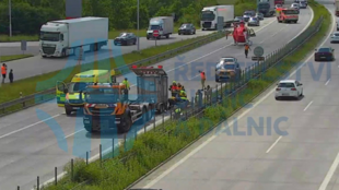 Motorkář narazil do šipky silničářů na dálnici D1 u Klimkovic