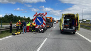 Motorkář narazil do šipky silničářů na dálnici D1 u Klimkovic