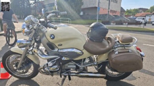 Policie hledá řidiče auta, který prý nedal přednost motorkáři a ujel od nehody