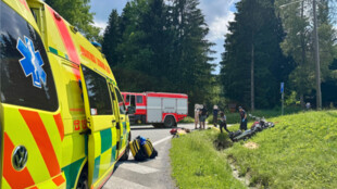 Motorkář předjížděl na plné čáře ve Starých Hamrech a srazil se s SUV