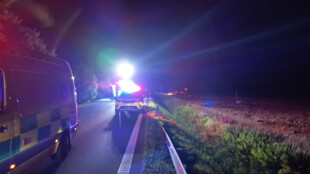 Mladá řidička se vyhýbala opilému cyklistovi, skončila v příkopu a těžce se zranil její spolujezdec