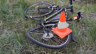Opilý řidič v osobním autě usmrtil cyklistu, pak z místa ujel a znovu boural