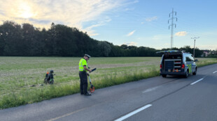 Motocyklista po střetu s autem vyjel do pole, do nemocnice ho transportoval vrtulník