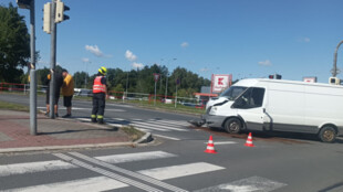 V jedné křižovatce se staly dvě nehody, jedna se zraněným dodávkářem
