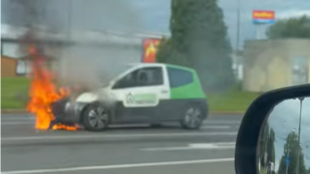 Na Hlučínsku shořel autobus, v Ostravě osobní auto