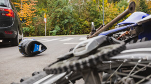 Mladý motorkář v Soběšovicích narazil do odbočujícího auta