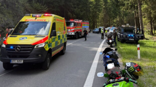 Tragická nehoda na Bílé. Jelen chtěl přeskočit motorkáře