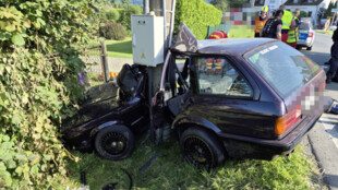 Vážná nehoda v Třinci. Mladý řidič narazil do sloupu, čtyři lidé skončili v nemocnici