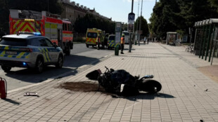Motorkář se srazil s osobním autem v centru Havířova, stroj vyletěl ze silnice na chodník