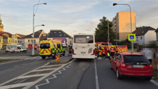 Riskantní manévr ve Frýdku-Místku skončil tragédií. Motorkář srazil chodce a zemřel