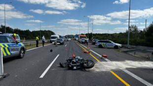 Motorkář v Ostravě narazil do značení a střetl se s kamionem, dálnice je obousměrně uzavřena