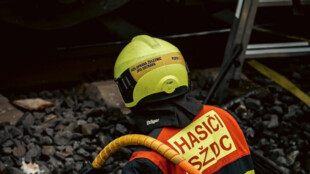 Požár vlaku EuroCity zastavil provoz na hlavním koridoru mezi Ostravou a Studénkou