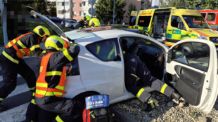 Řidič na kruhovém objezdu v Novém Jičíně nedal přednost, po srážce uvízl v autě