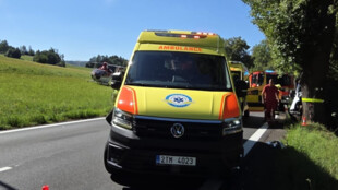 57letá řidička narazila u Vrbna pod Pradědem do stromu, 14letého spolujezdce transportoval vrtulník do nemocnice