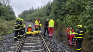 Sedmnáctiletou dívku srazil na Bruntálsku vlak, v kritickém stavu ji do nemocnice přepravil vrtulník