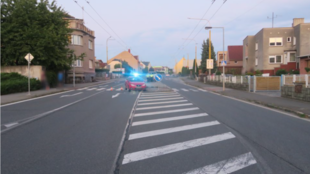 Seniorku vedoucí kolo přes přechod srazilo v Opavě auto, policie hledá svědky