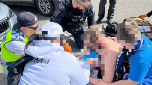 Policie vyřešila výbuch pyrotechniky v davu fanoušků Baníku. Kvůli touze po efektu mladíci zranili pět lidí, včetně jich samotných