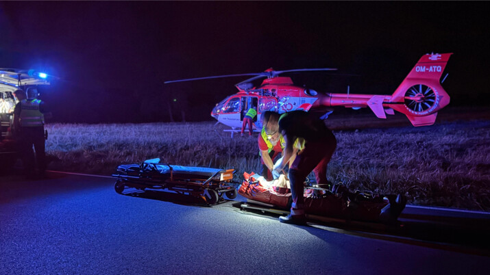 Opilý muž ležel na silnici a přejelo ho malé nákladní auto, řidič ujel