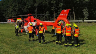 Tři zranění po srážce dvou aut a motorkáře na rozhraní Moravskoslezského a Zlínského kraje