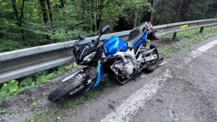73letý motorkář skončil po nehodě v Bílé v příkopu, utrpěl vážné poranění nohy