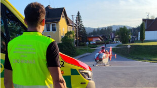 Motorkář havaroval ve Starých Hamrech, po nehodě byl v bezvědomí a v kritickém stavu