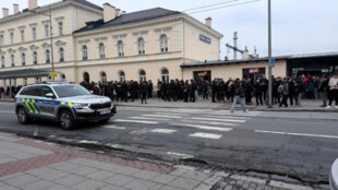 Mladí fanoušci napadli policisty na fotbalovém zápase, hrozí jim až čtyřletý pobyt ve vězení