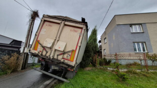 Tahač s návěsem sjel z cesty v Dolní Suché, hrozilo jeho převrácení na plot a plynovou přípojku