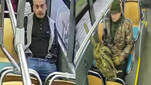 Policie hledá svědky napadení v ostravském trolejbusu. Dva muže zachytila kamera