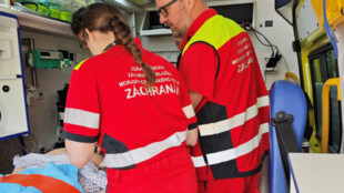 Vážný pracovní úraz ve Vratimově: žena utrpěla zranění nohou, kolegové naštěstí zastavili silné krvácení
