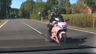 18letá motorkářka nezvládla zatáčku ve Starých Hamrech a narazila do stromu, na místě zemřela