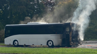 V Karviné hořel autobus, požár zkomplikoval dopravu