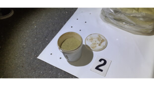 Ostravští celníci zadrželi poblíž Šumperka 34 kilogramů kratomu. Látku prý muži koupili přes aplikaci