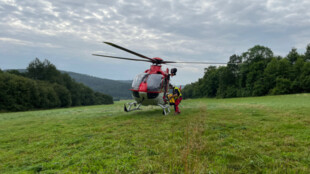 Letečtí, pozemní a horští záchranáři spěchali ke zraněnému cyklistovi v Beskydech