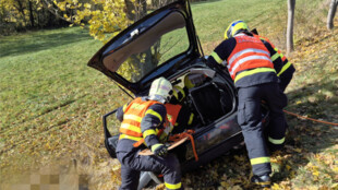 Auto narazilo do stromu na Bruntálsku, zaklíněnou řidičku museli vyprostit hasiči