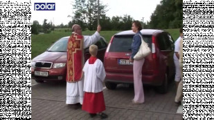 Stonavský kněz světil auta