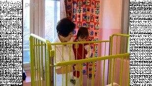 Děti v nemocnici Fifejdy utěšuje Náhradní babička