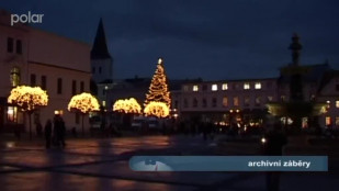 Vánoční strom čeká na slavnostní rozsvícení