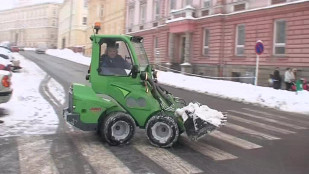 Při úklidu sněhu pomůže nový stroj s kartáčem