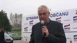 Miloš Zeman navštívil Stonavu ve svém pověstném autobuse Zemák