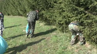 Dobrovolníci provedli jarní úklid břehů Slezské Harty