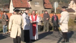 Bludovice mají od povodní nový kříž, je celý ze dřeva