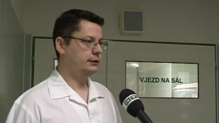 Lékaři z KHN nahradili pacientce kloub palce u ruky protézou