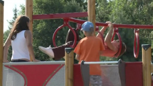 Orlovské děti v okolí Základní školy Ke Studánce si užívají nové hřiště