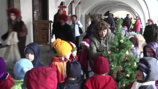 Na Masarykově náměstí v Novém Jičíně už svítí vánoční strom